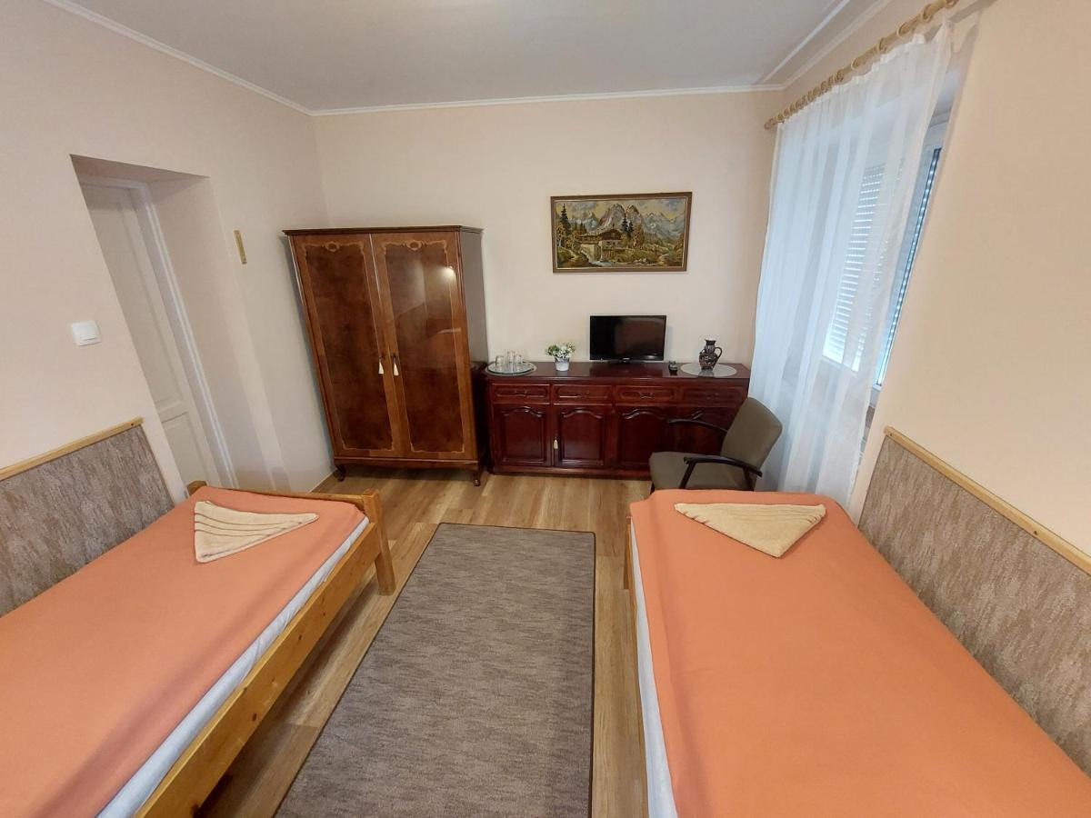 E-Tekergok Haza Hotel Bukkzserc Bilik gambar